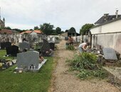 nettoyage cimetière par le conseil et sa maire